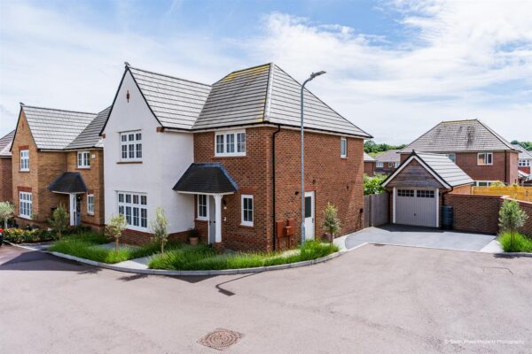 Coed Golau Close, Llanwern Village